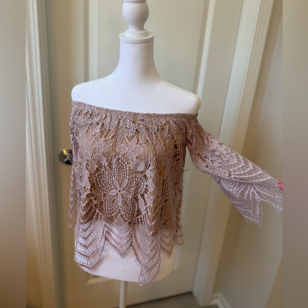 Express Lace Off-Shoulder Blouse in Mauve